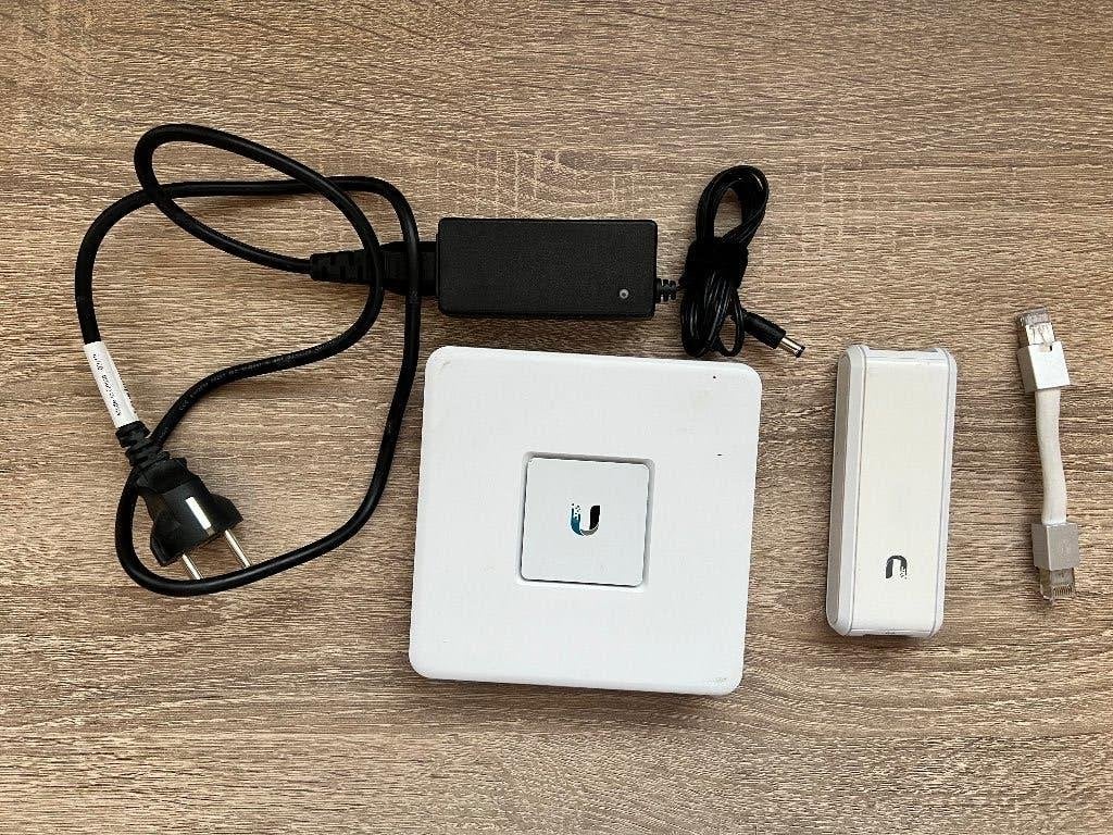 Ubiquiti UniFi USG en Cloud Key, Ophalen of Verzenden, Gebruikt, Router, Ubiquiti