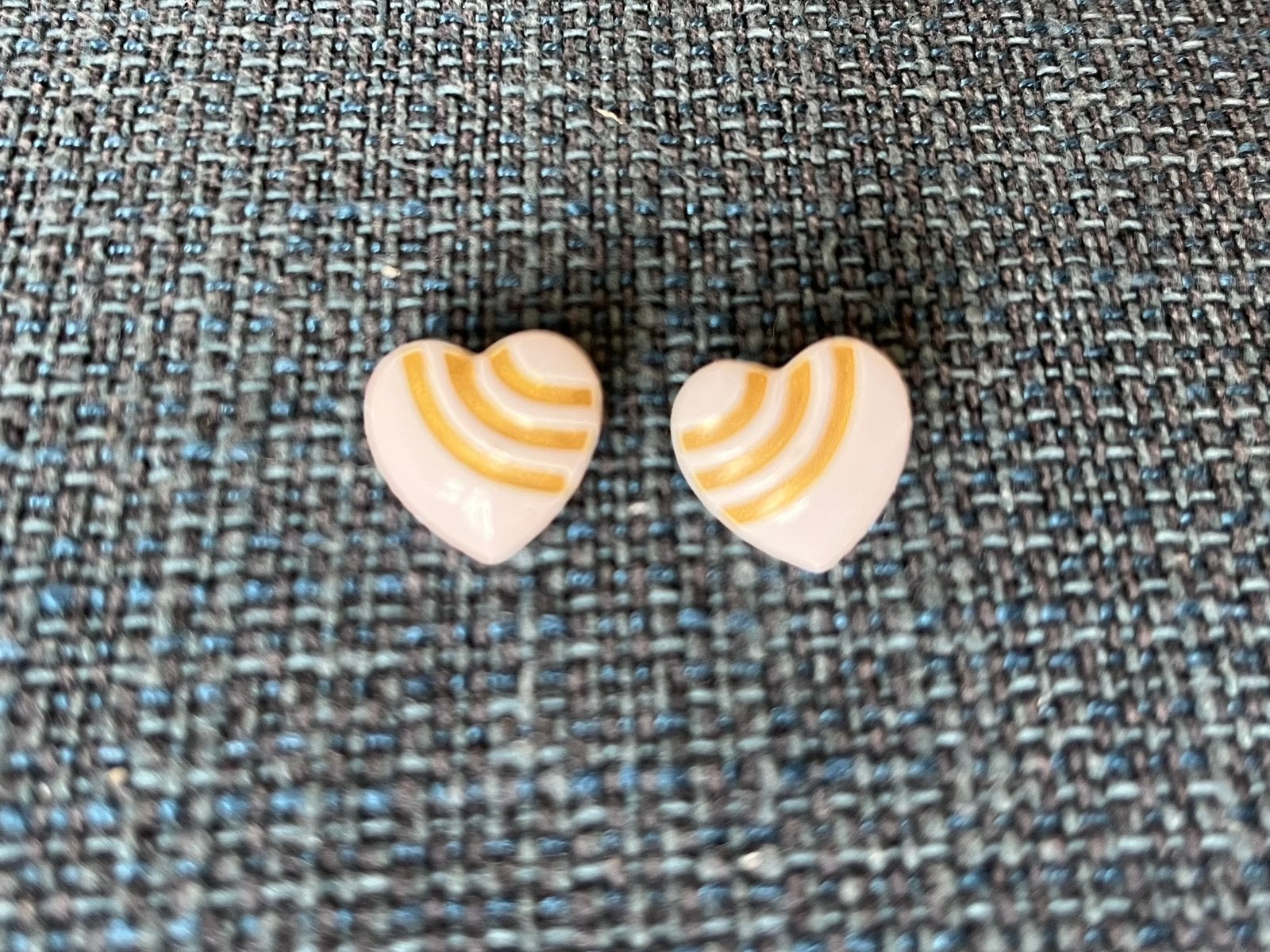 Witte hartjes gouden strepen oorbellen oorstekers, Overige materialen, Ophalen of Verzenden, Zo goed als nieuw, Knopjes of Stekers