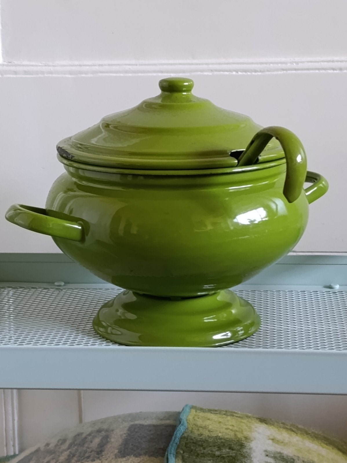 Prachtige vintage groene emaille soepterrine met lepel (50s), Ophalen of Verzenden
