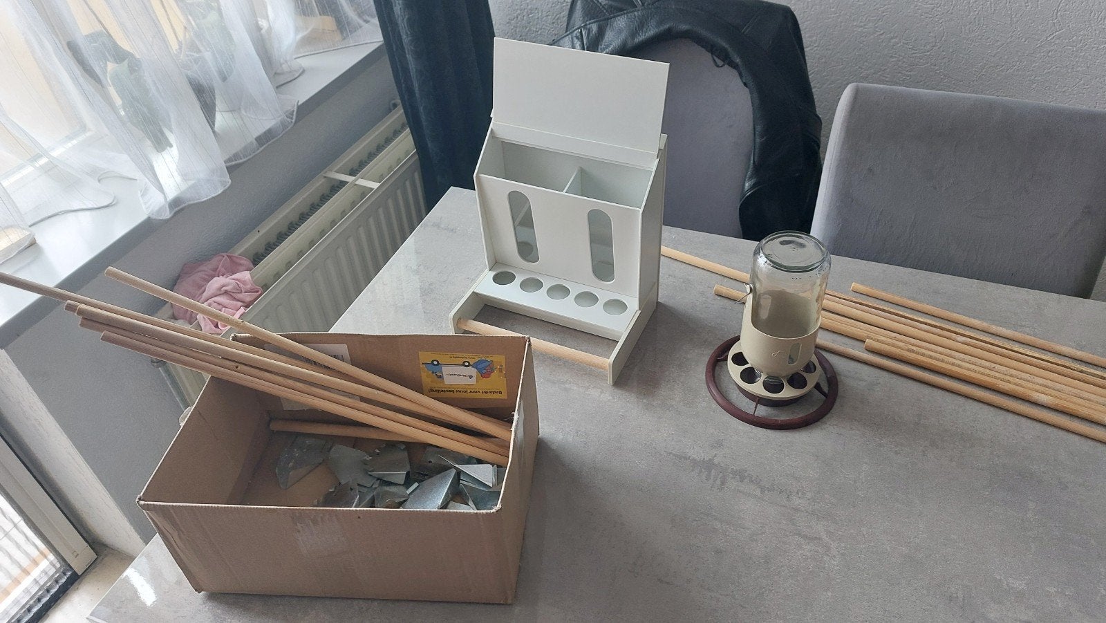 Te koop 15 zitstokken en 1 waterbakje 1 voerbakje, Ophalen, Zo goed als nieuw, Vogelkooi