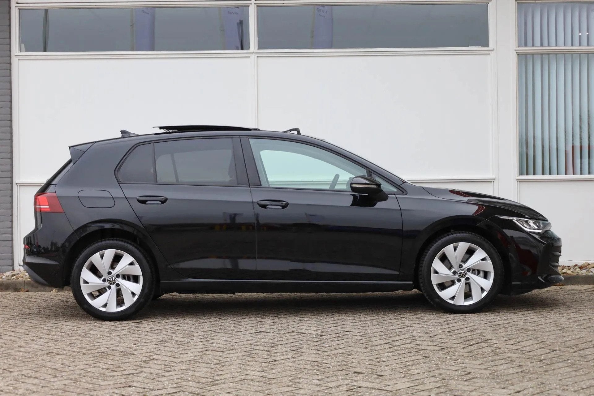 Volkswagen Golf 1.5 eHybrid 204pk Life Edition (bj 2025), 4 cilinders, Zwart, Bedrijf, 1700 kg