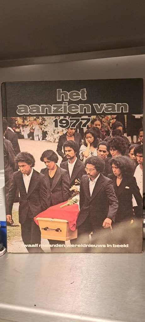 Het aanzien van 1977 (Z247-96), Boeken, Ophalen of Verzenden, Zo goed als nieuw, Overige gebieden