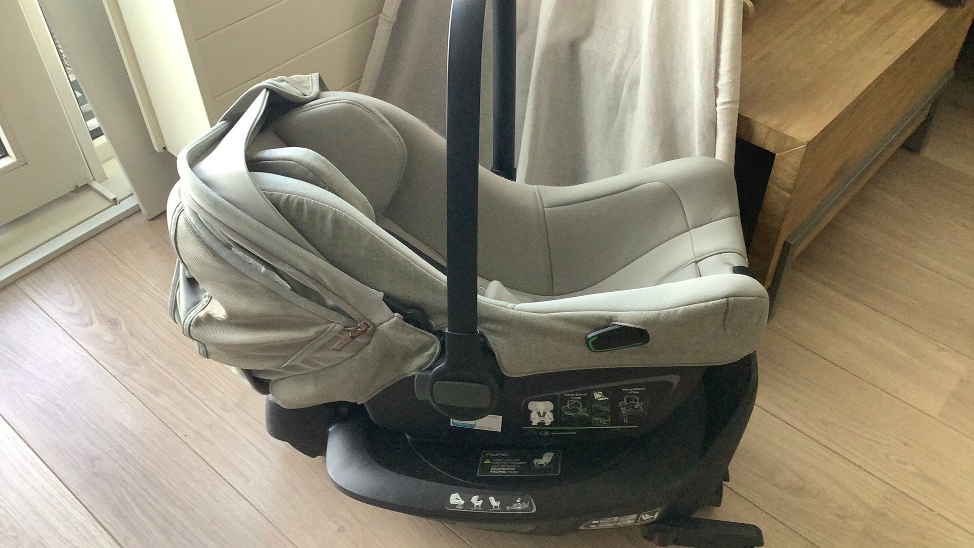 Nuna hazelwood en isofox, Autogordel of Isofix, Gebruikt, Slaapstand, Ophalen