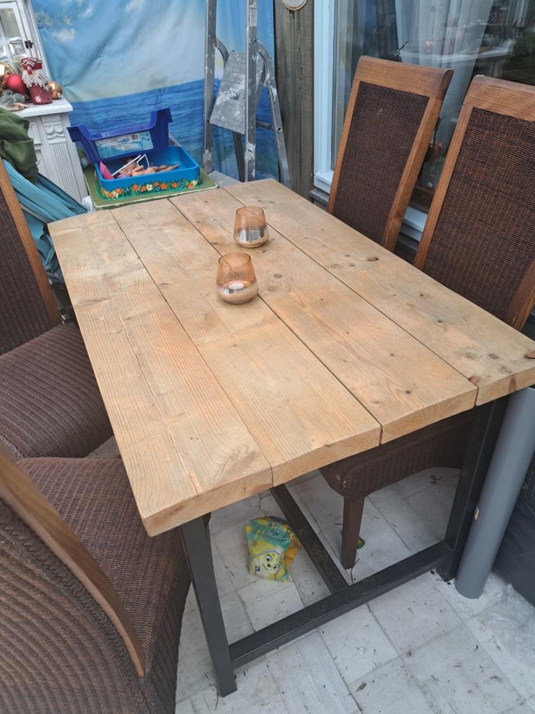 Robuuste houten tafel met stalen onderstel en rieten stoelen, Huis en Inrichting, Tafels | Eettafels, Ophalen, Gebruikt, 100 tot 150 cm