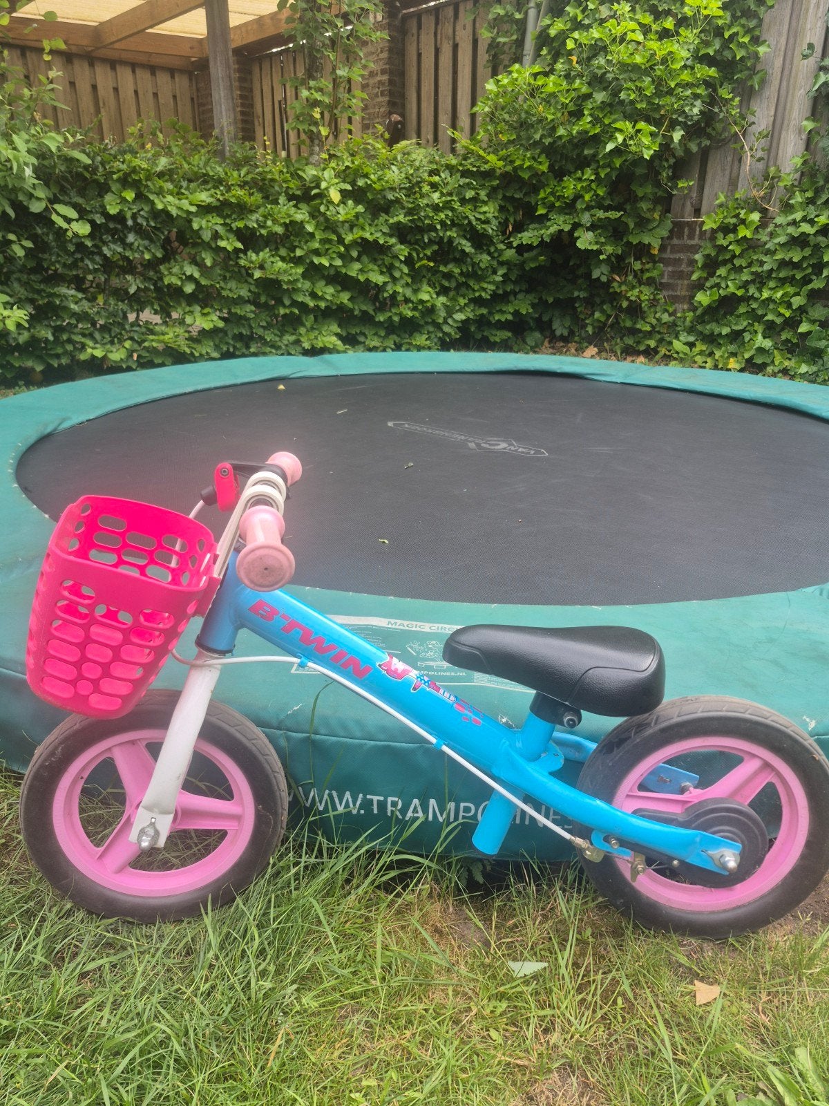 Decathlon B'Twin loopfiets roze/blauw met mandje, Ophalen of Verzenden, Gebruikt, Minder dan 16 inch, Decathlon B'Twin