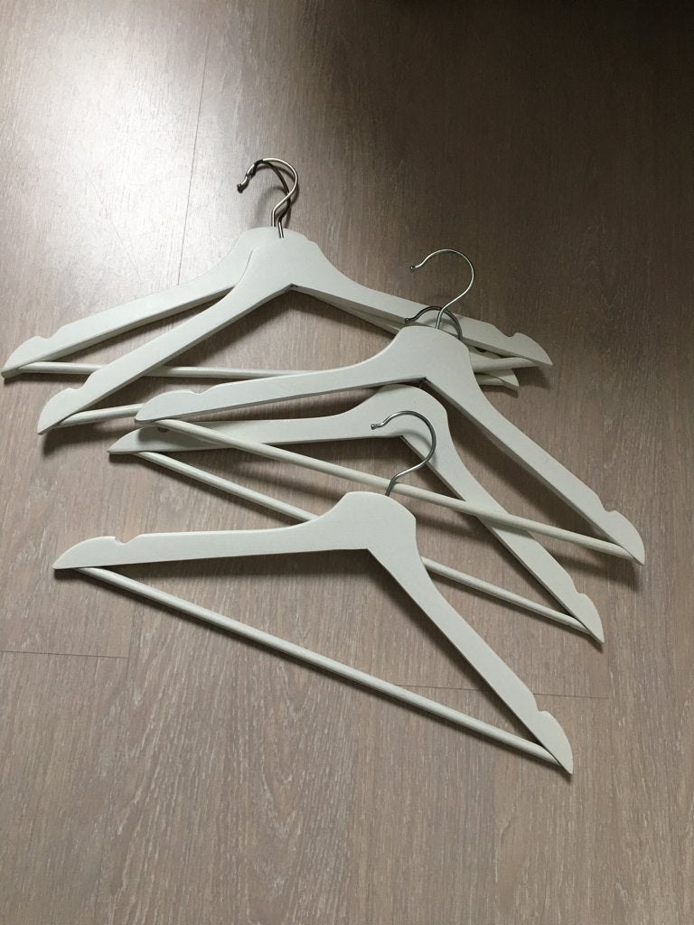Witte kledinghangers, Ophalen, Gebruikt, Hout, Volwassenen