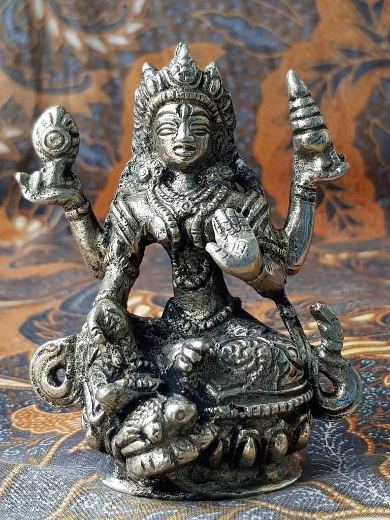 Mooi zwaar oud Oosters tempelbeeldje van brons 9,7 cm.