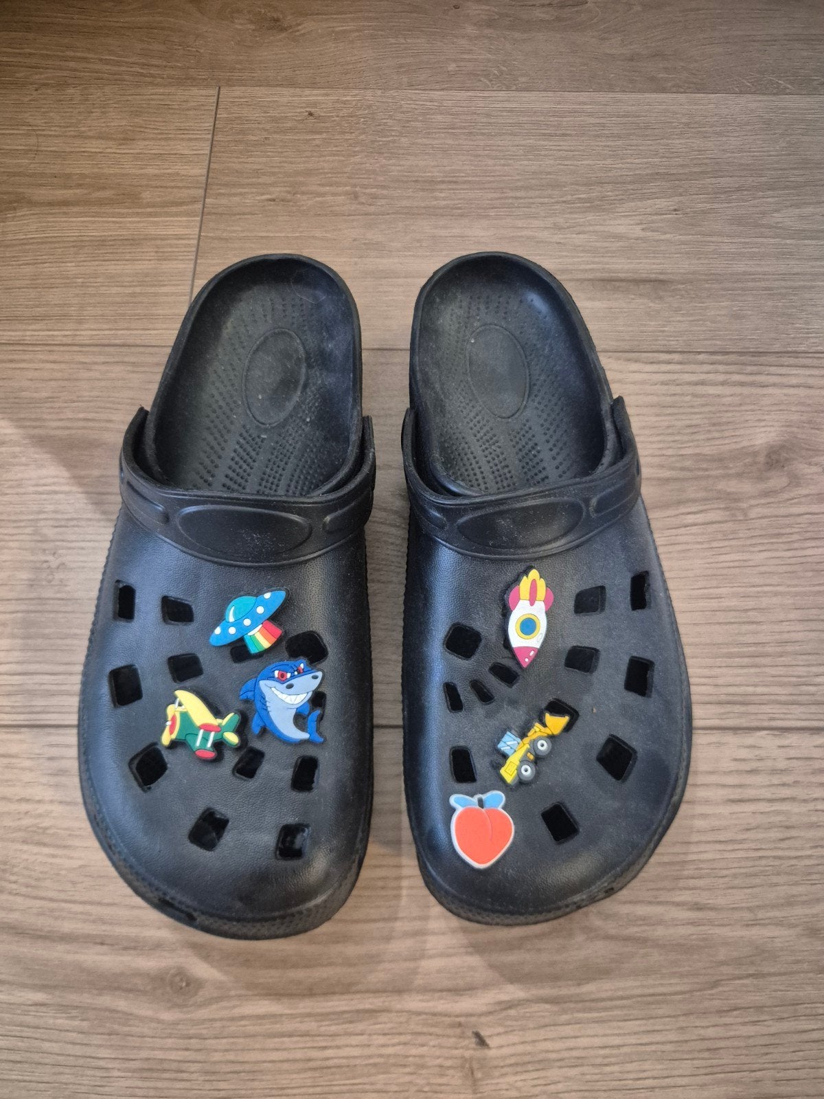 Zwarte Crocs met leuke Jibbitz - Maat 43/44, Kleding | Heren, Ophalen of Verzenden, Nieuw, Zwart, Slippers