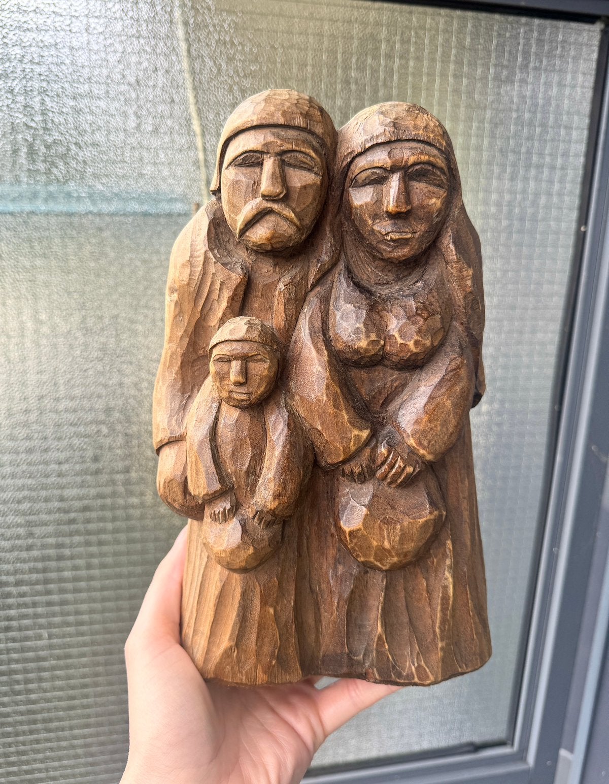 Vintage houten beeld/sculptuur gezin met merkteken onderop, Minder dan 20 cm, Ophalen of Verzenden, Hout, Bruin