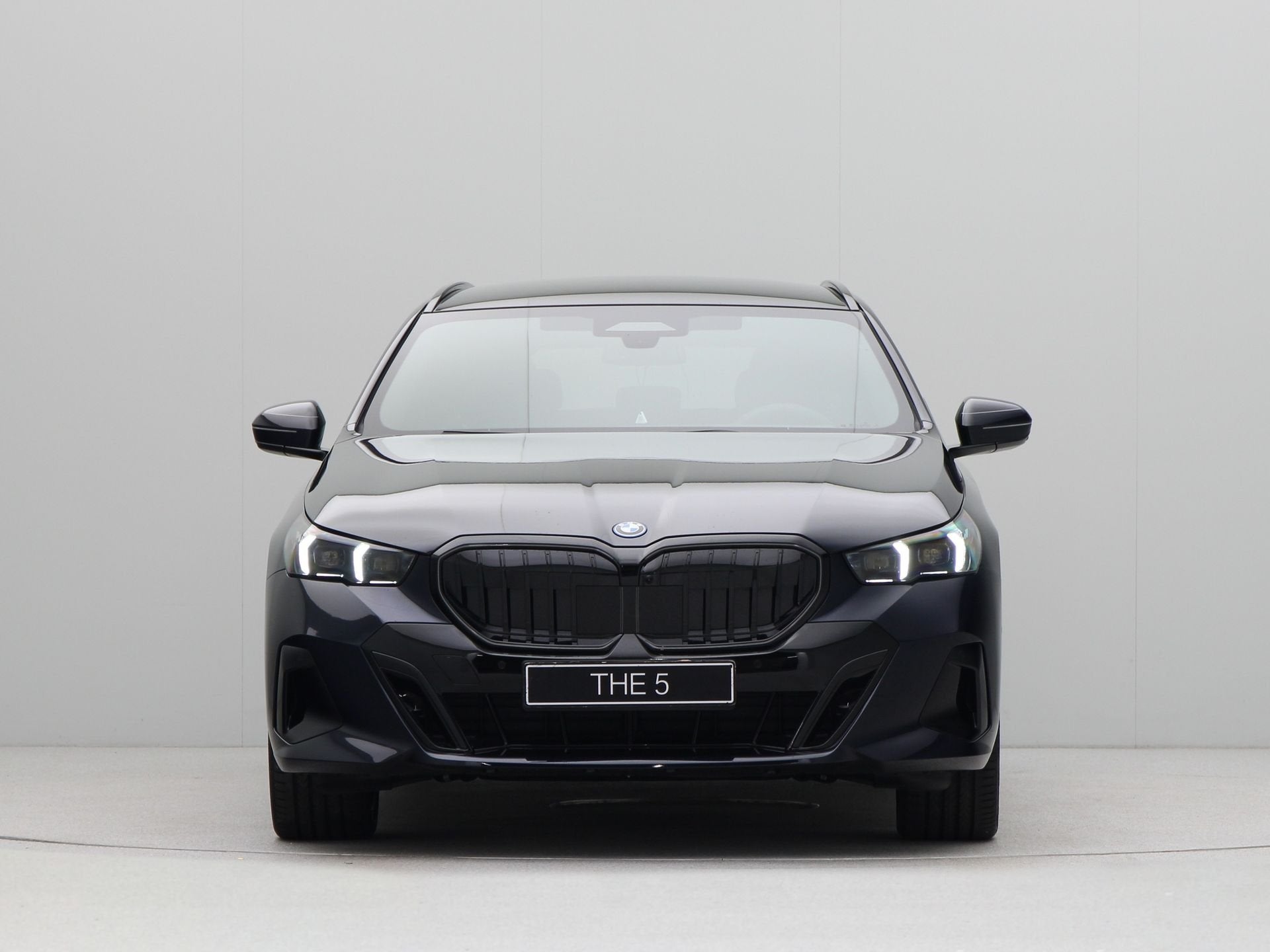 BMW 5 Serie Touring 550e xDrive (bj 2026, automaat), Auto's, Automaat, Zwart, Blauw, Overige brandstoffen