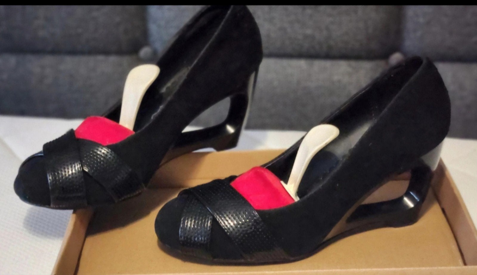 Mooie suède pumps met originele hakken - Maat 38, Kleding | Dames, Pumps, Zwart, Ophalen of Verzenden, Moouw