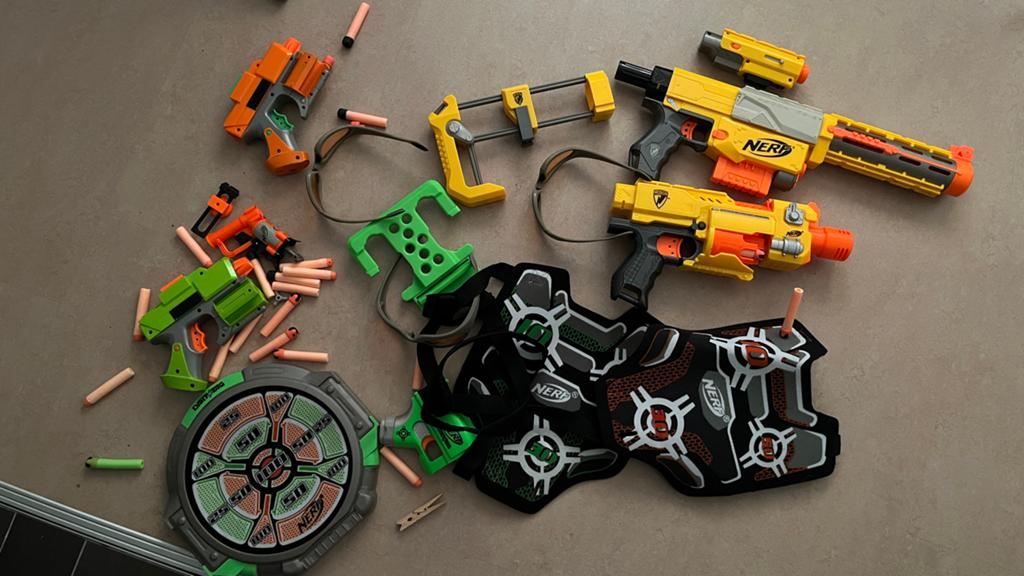 Nerf set: 4 pistolen, 2 geweren, hesjes, brillen, pijltjes, Ophalen, Gebruikt