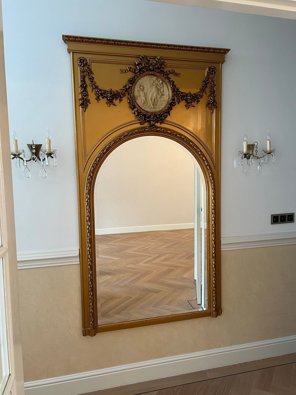 Grote gouden spiegel met sierlijke lijst, Antiek en Kunst, Ophalen, Overige vormen, 50 tot 100 cm, 200 cm of meer