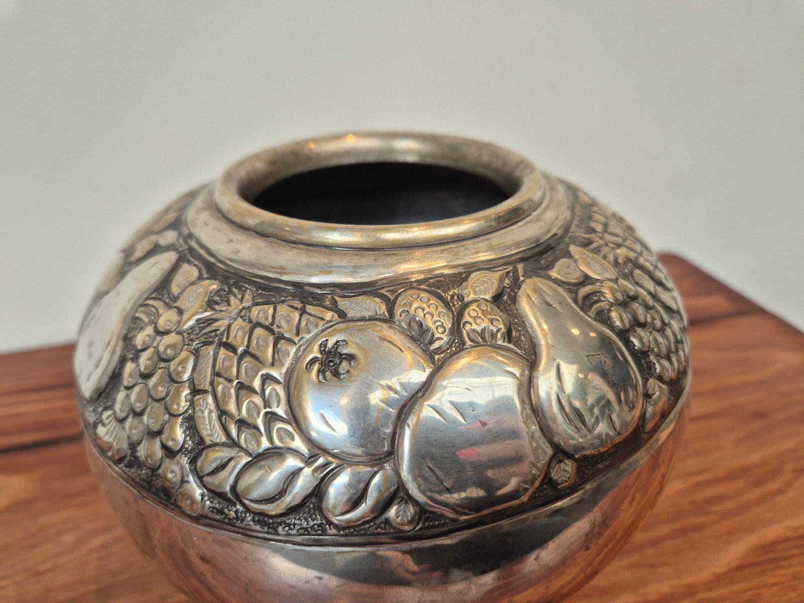 Vintage verzilverde messing vaas met reliëf, Ophalen of Verzenden