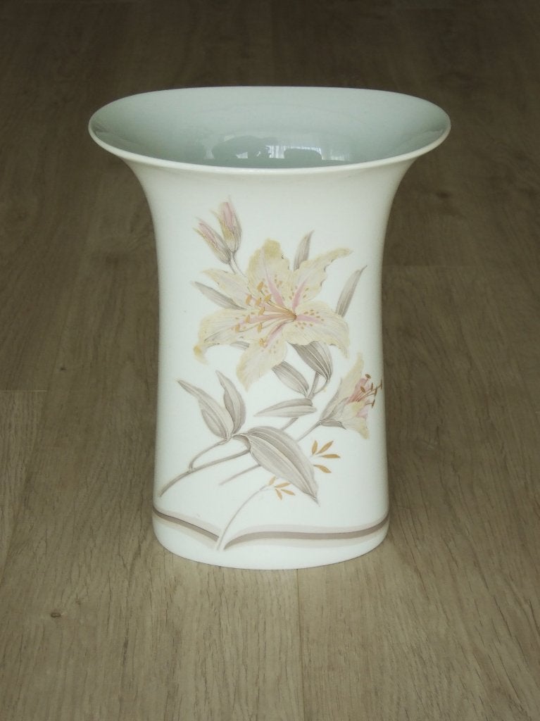vaas mooi vintage ovaal beschilderd porselein Kaiser W Germ, Antiek en Kunst, Antiek | Vazen, Ophalen of Verzenden