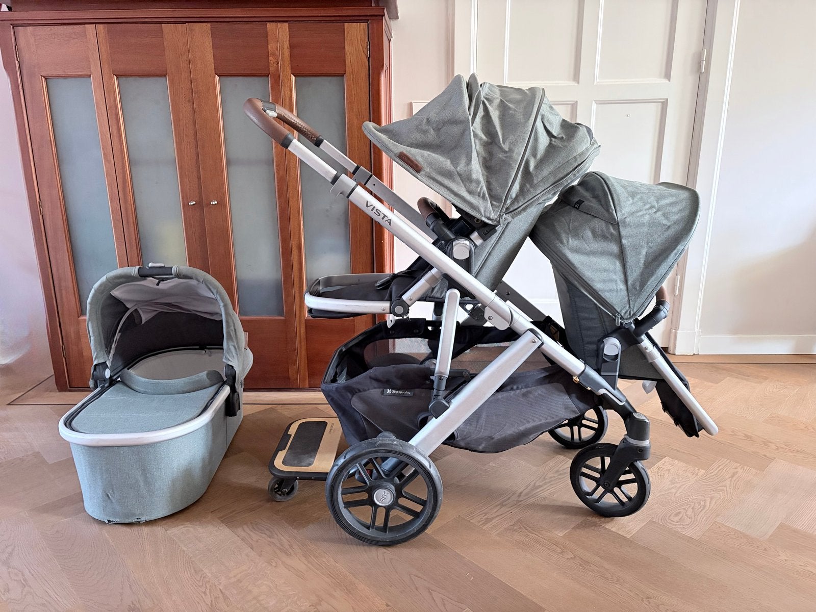 Uppababy Vista V2 Kinderwagen Emmett Green + Accessoires, Gebruikt, Combiwagen, Met reiswieg, Ophalen