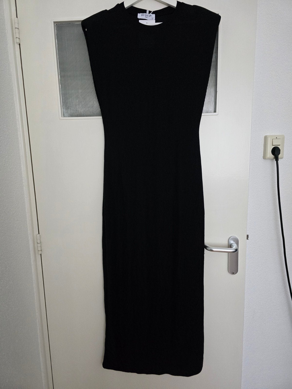 Lange zwarte jurk met split - By Swan Paris, maat M, Kleding | Dames, Maat 38/40 (M), Zwart, Nieuw, Ophalen of Verzenden