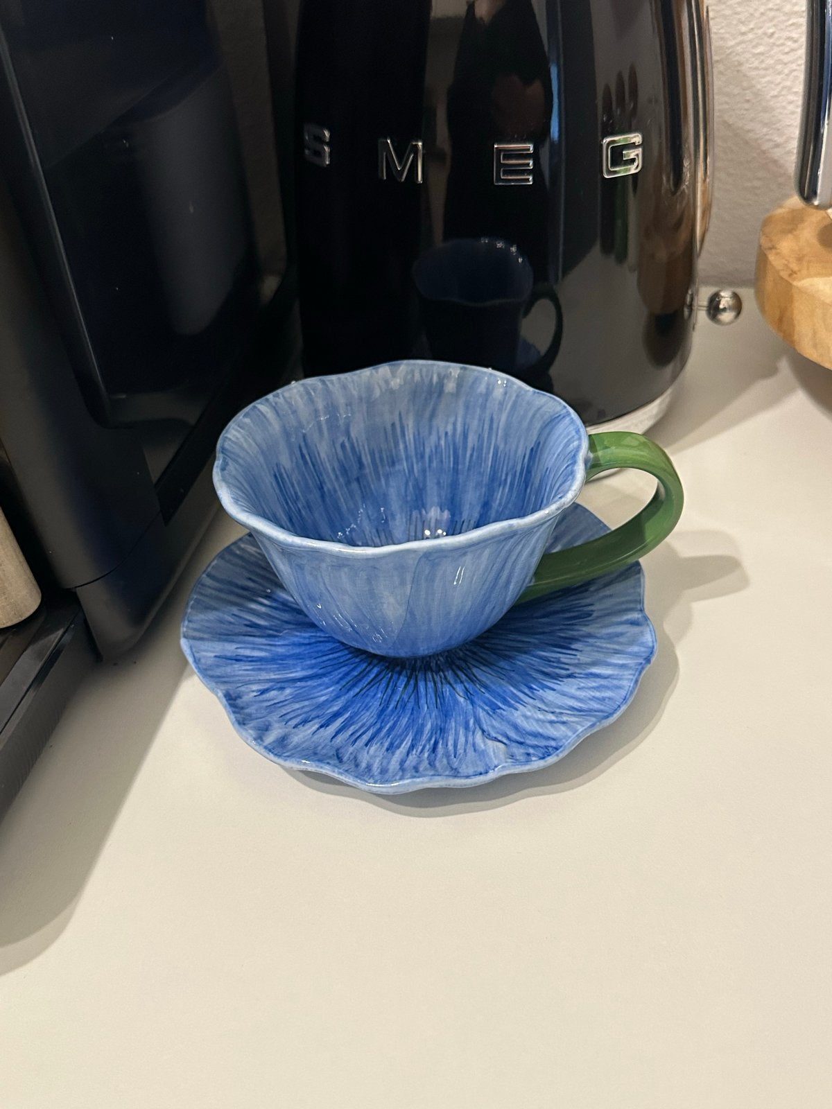 Unieke blauwe bloem koffie/theekop met schotel, Keramiek, Ophalen of Verzenden, Zo goed als nieuw, Overige stijlen