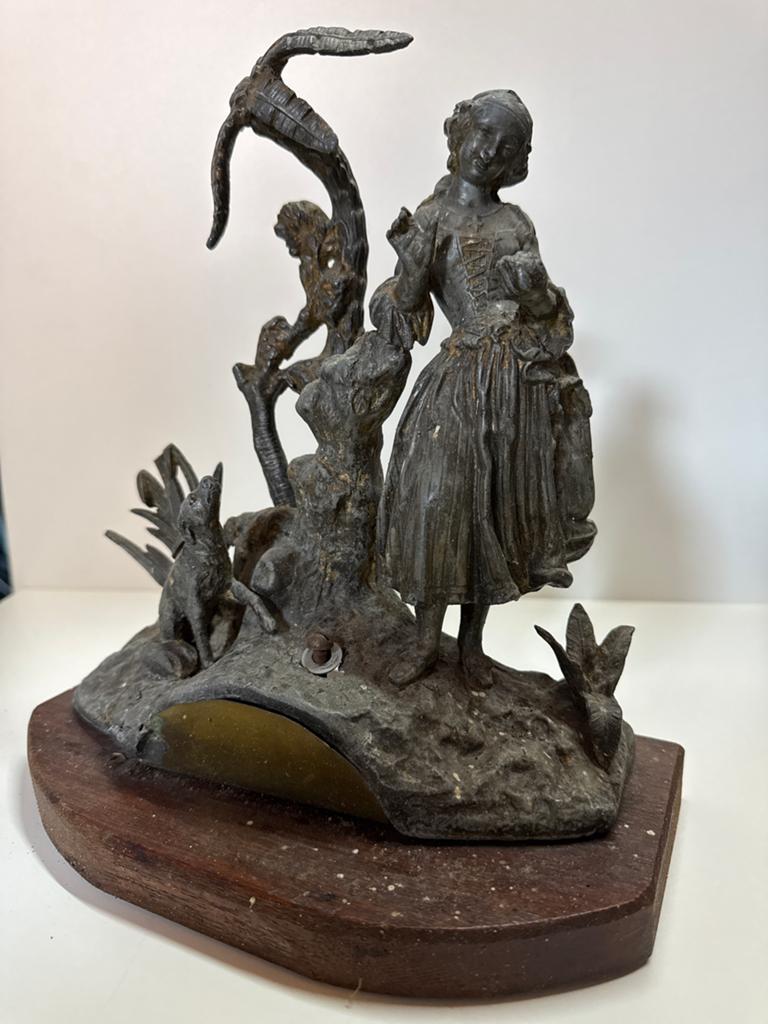 Antiek beeld van een vrouw met hond en vogel, Antiek en Kunst, Kunst | Beelden en Houtsnijwerken, Ophalen, Minder dan 20 cm, Gepatineerd