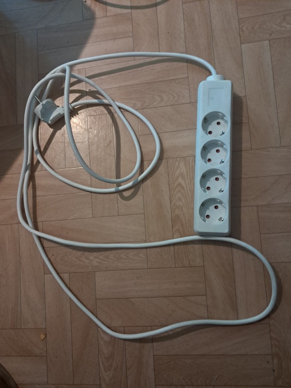 Tafelcontactdoos met 4 stopcontacten en lang snoer, Ophalen