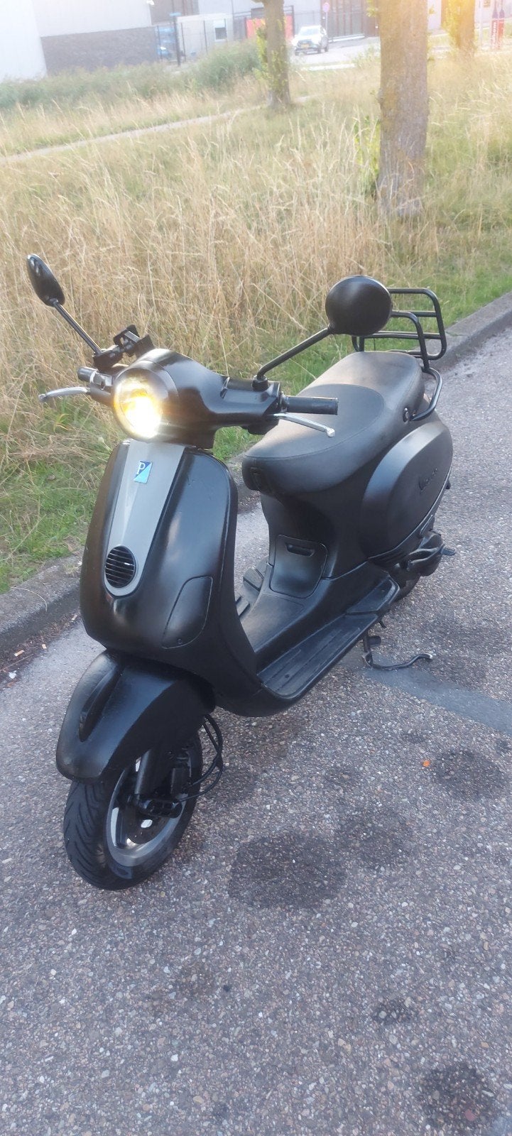 Vespa 2-takt 2009 Blauw Kenteken 8000km, Maximaal 45 km/u, Ophalen of Verzenden, Zo goed als nieuw, Benzine