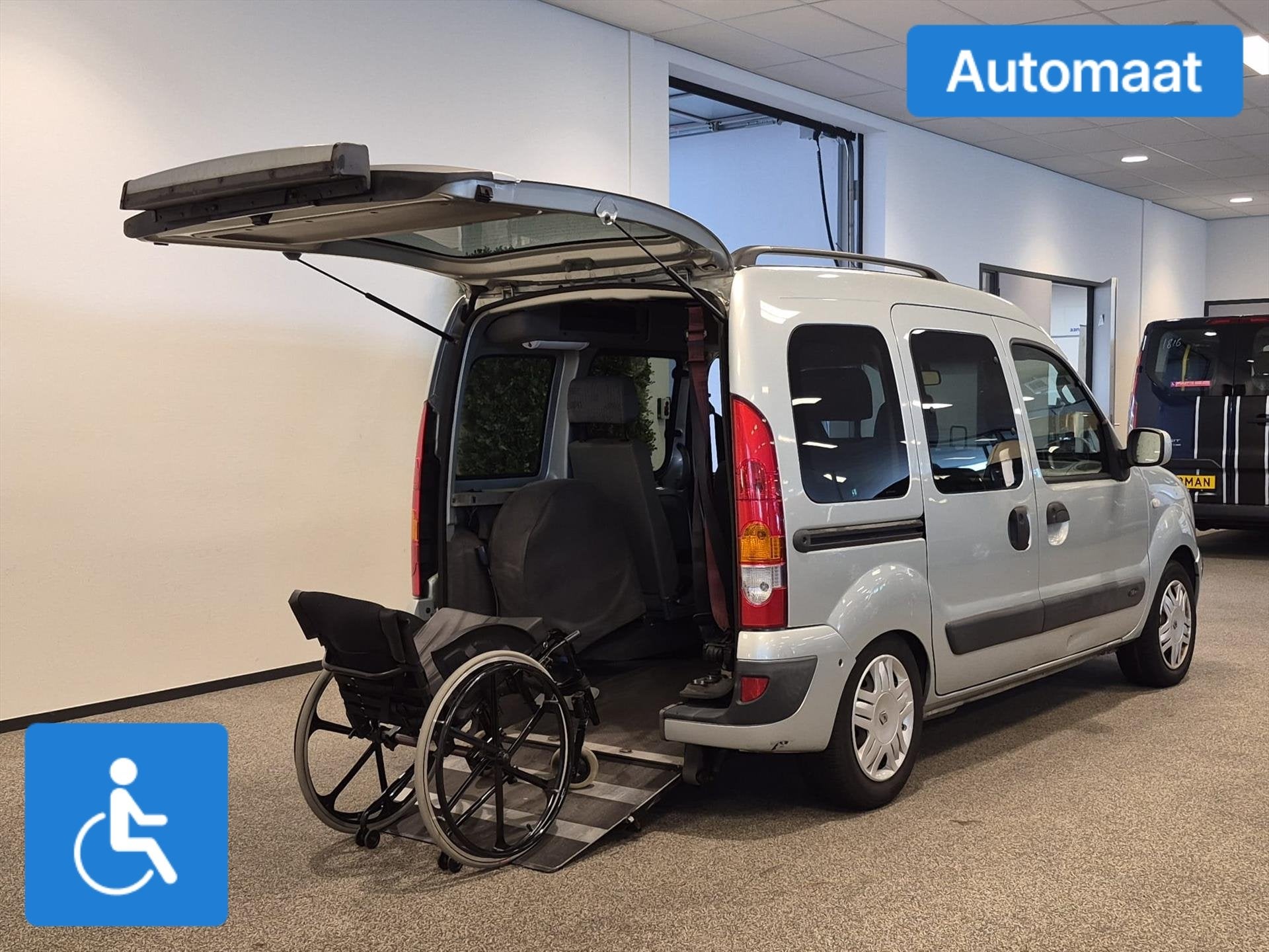 Renault Kangoo Rolstoelauto Automaat 4+1 (airco), Auto's, 12 maanden, Gebruikt, 4 stoelen, 49 €/maand