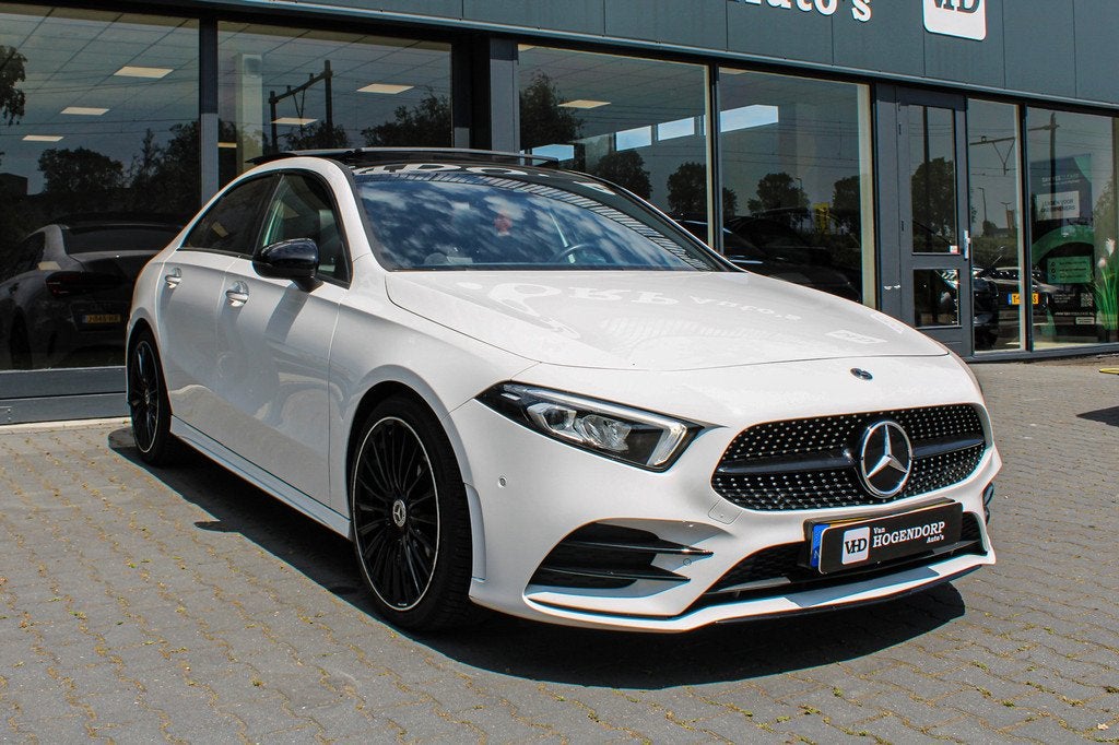 Mercedes-Benz A-klasse 180 d Business Solution AMG PANO NAVI, Auto's, Gebruikt, Automatische klimaatregeling, Wit, Diesel