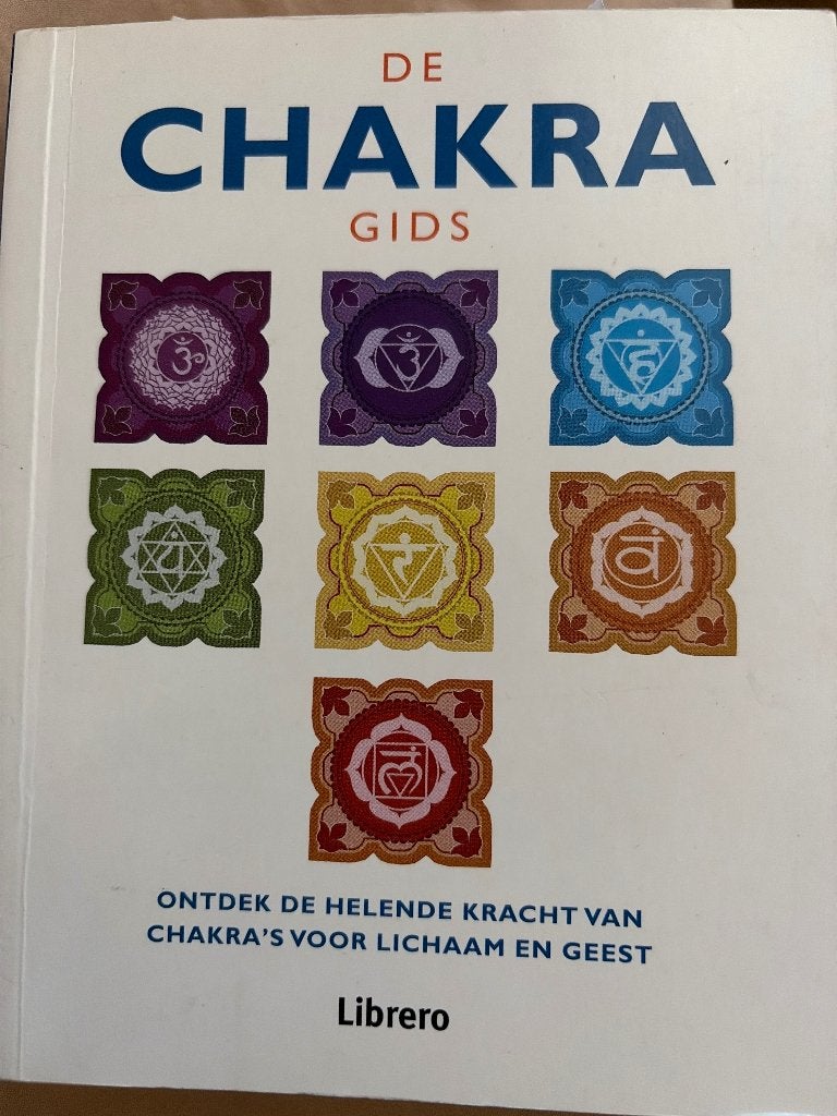 De chakra gids, Ophalen of Verzenden, Zo goed als nieuw, Spiritualiteit algemeen, Achtergrond en Informatie