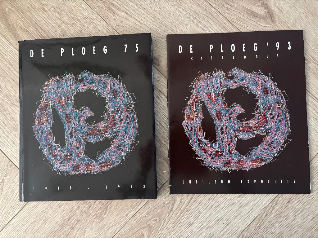 Boek; De Ploeg 75  + catalogus jubileumexpositie De Ploeg 93, Zo goed als nieuw, Schilder- en Tekenkunst, Carolien ten Bruggencate, Karen Buschman