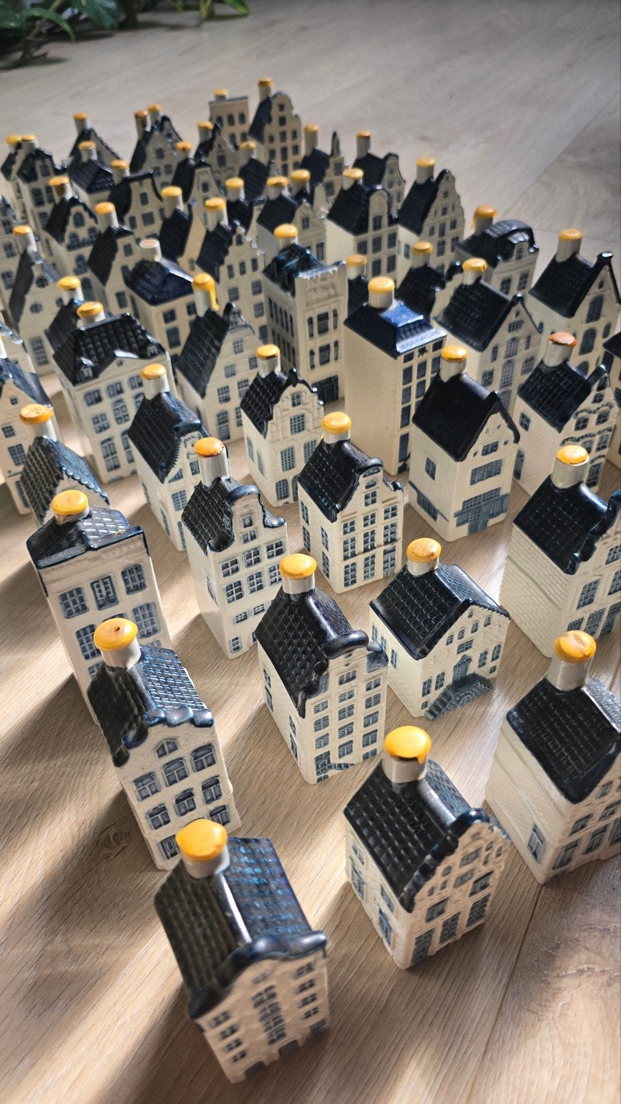 KLM huisjes collectie: 63 stuks, bijna compleet 1-60, Verzamelen, KLM Huisjes, Ophalen, Zo goed als nieuw, Gevuld