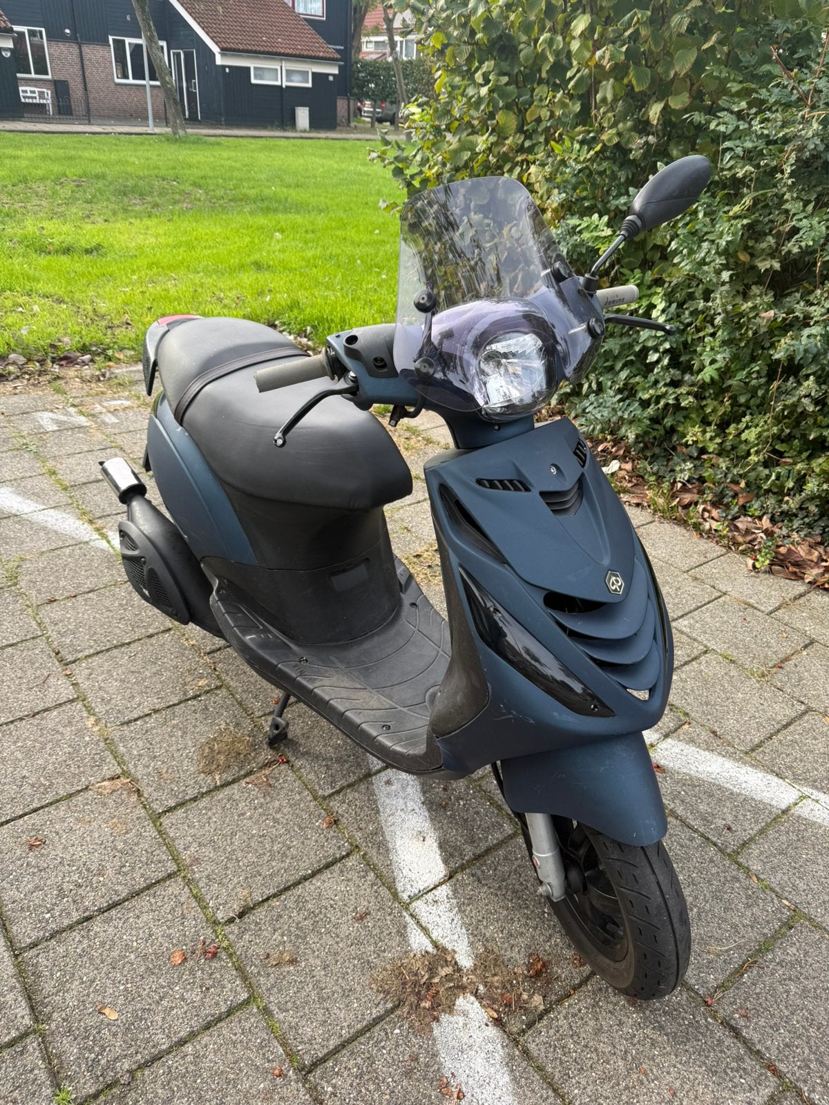 Piaggio zip 70cc 2 takt brom moet afgesteld worden rijd wel, Fietsen en Brommers, Ophalen, Zo goed als nieuw, Tweetakt, Zip