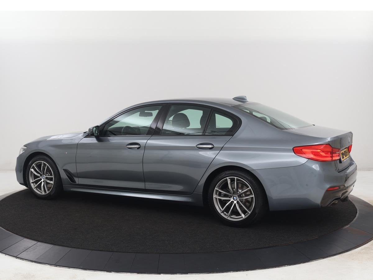 BMW 5-serie 520i M Sport | Alcantara | Sfeerverlichting | Tr, Auto's, Automaat, 1998 cc, Achterwielaandrijving, Gebruikt