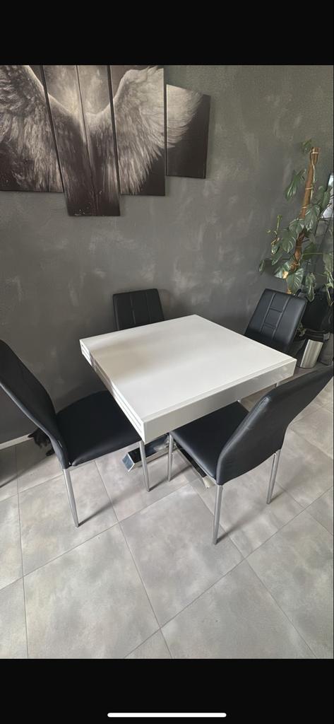 Uitschuifbare hoogglans wit eettafel met 4 stoelen, Huis en Inrichting, Tafels | Eettafels, Ophalen, Kunststof, Gebruikt, 100 tot 150 cm