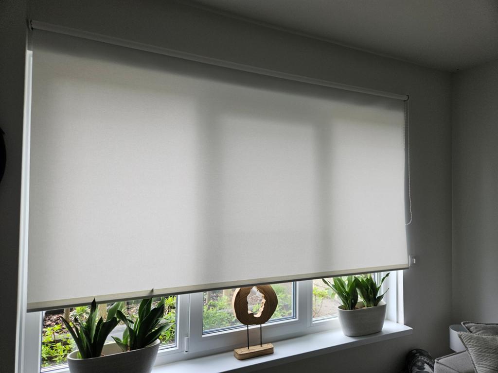 Wit/licht beige rolgordijn, 240 cm breed, Huis en Inrichting, Stoffering | Gordijnen en Lamellen, Ophalen, 200 cm of meer, Zo goed als nieuw