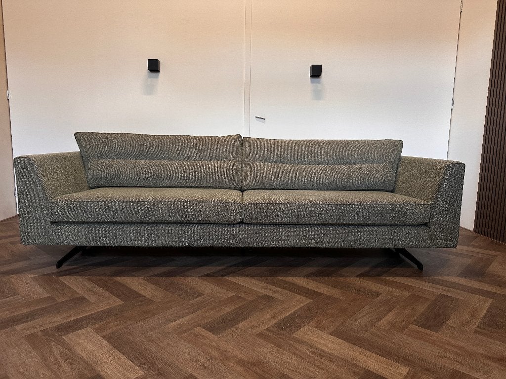 GRATIS BEZORGING 4 zits bank Zoë SHOWROOMMODEL INNO Living, Huis en Inrichting, 250 tot 300 cm, -, -, Nieuw