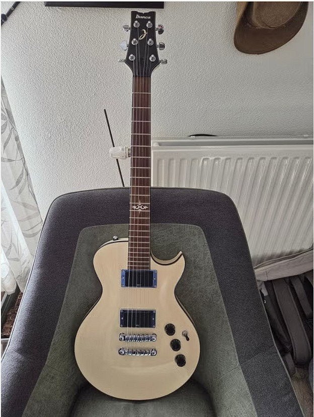 Ibanez ART120 (2011) gebroken wit, Ophalen of Verzenden, Zo goed als nieuw, Solid body, Ibanez