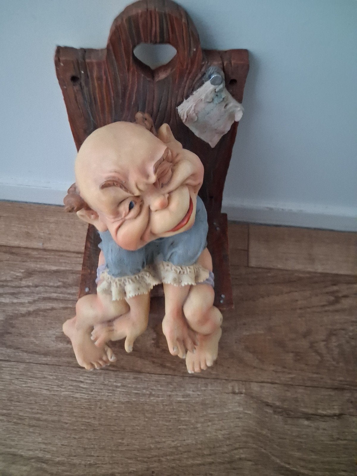 dit is een leuke laaf waar je een wc rol aan kan hangen, Ophalen, Gebruikt, Beeldje of Poppetje