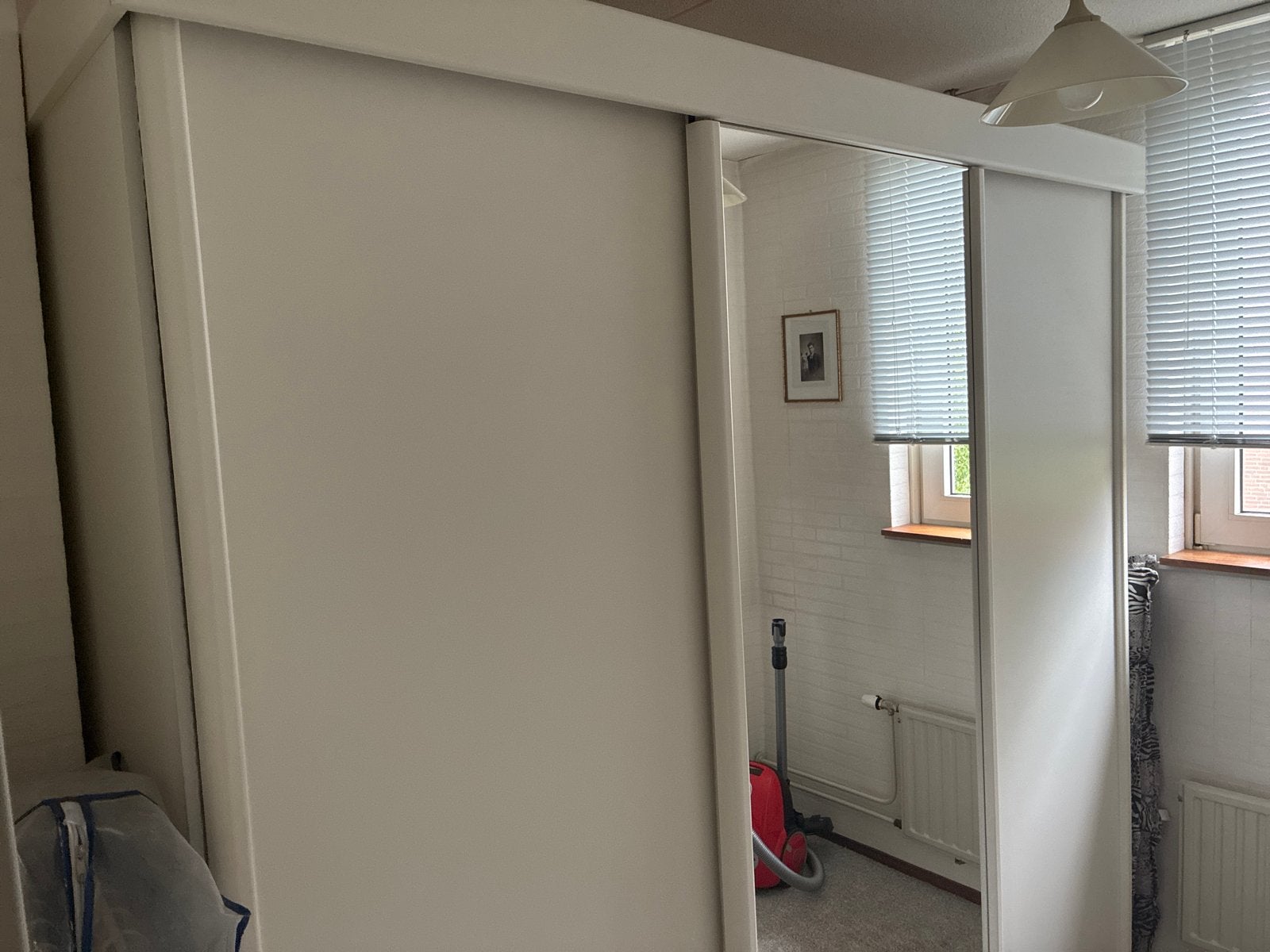 Witte kledingkast met schuifdeuren en spiegel, Ophalen, Met plank(en), Gebruikt, 200 cm of meer