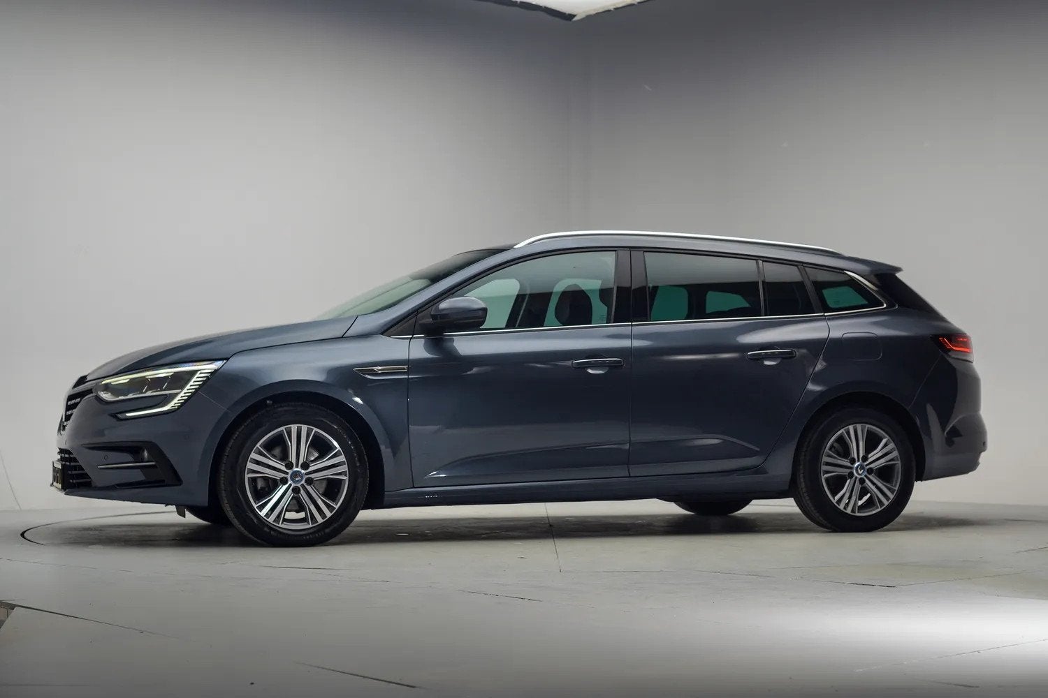 Renault Mégane Estate 1.6 E-Tech Plug-In Hybrid 160 Intens, Auto's, Automaat, 77 km/l, Gebruikt, Leder