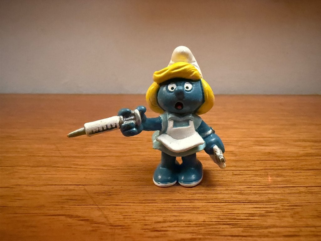 Verpleegster smurfin, zachtblauwe jurk met wit schort, Ophalen of Verzenden, Gebruikt, Overige Smurfen, Poppetje, Figuurtje of Knuffel