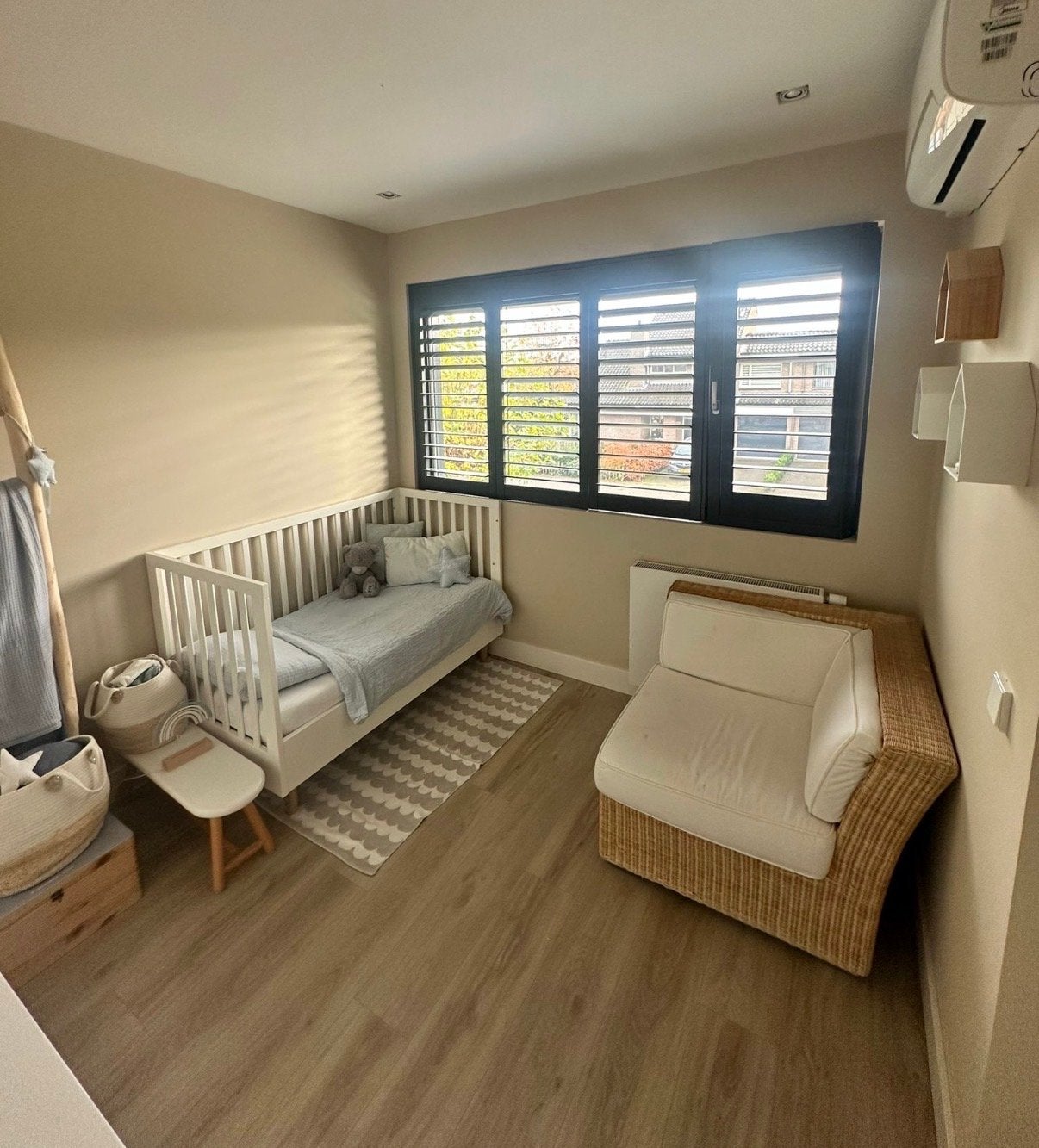 Kinderkamer met meegroei ledikant, commode & fauteuil, Ophalen, Zo goed als nieuw, Jongetje of Meisje