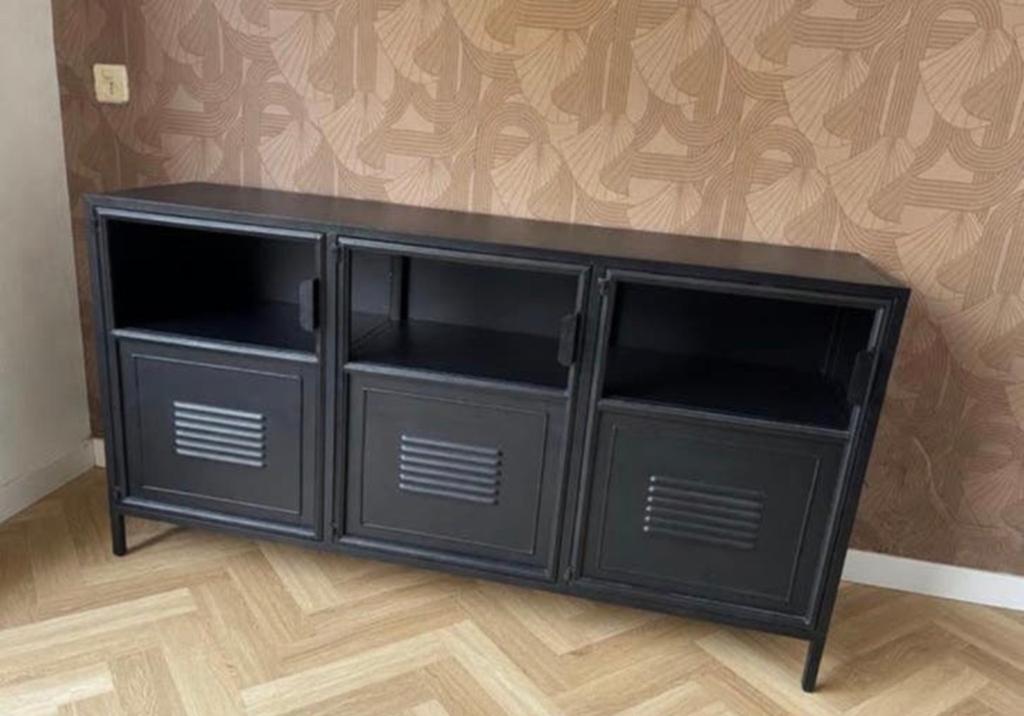 WOOOD dressoir stalen kast, Huis en Inrichting, Kasten | Dressoirs, Ophalen, Zo goed als nieuw, 25 tot 50 cm