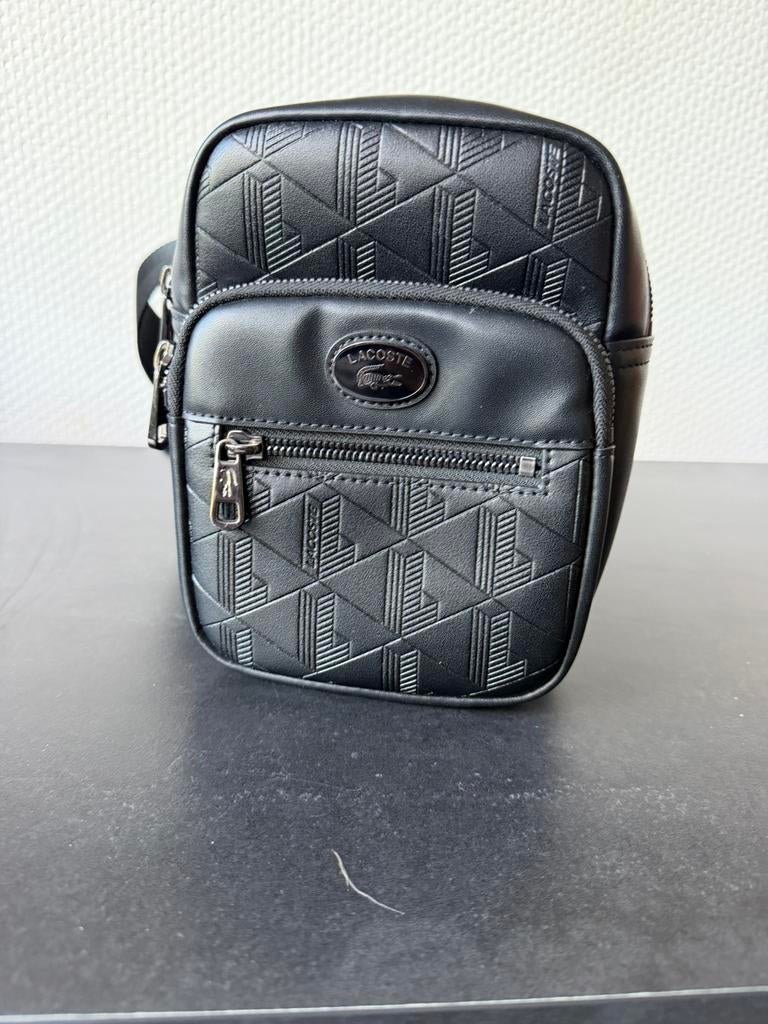Schoudertas lacoste, Sieraden, Tassen en Uiterlijk, Tassen | Schoudertassen, Ophalen of Verzenden, Zo goed als nieuw, Zwart