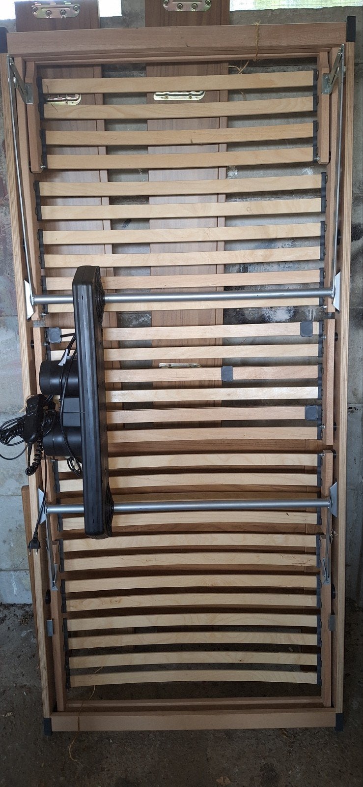 Bed met electrichverstelbare lattenbodem., Ophalen, Zo goed als nieuw, Eenpersoons, 90 cm