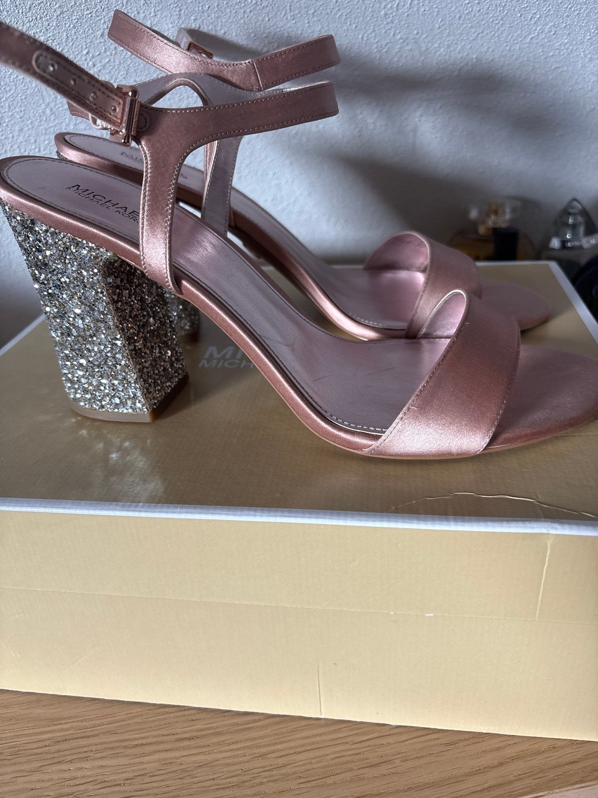 Michael Kors Tori Sandalen - Roze met Glitterhak, Ophalen of Verzenden, Zo goed als nieuw, Roze, Sandalen of Muiltjes