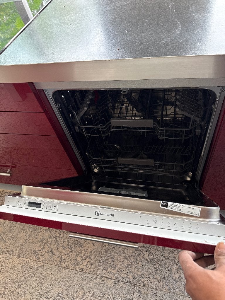 Foto 5 van Moderne rode keuken met kookeiland en diverse apparatuur
