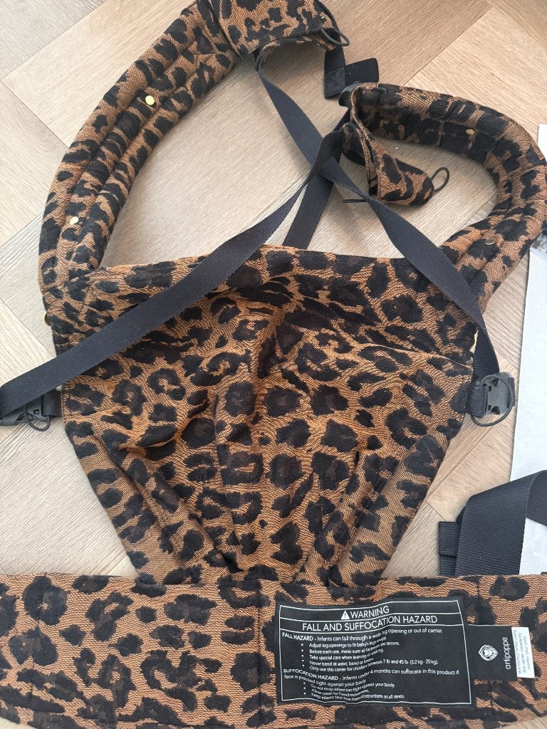Artipoppe draagzak Leopard, Kinderen en Baby's, Overige merken, Buik of Rug, Ophalen of Verzenden, Zo goed als nieuw