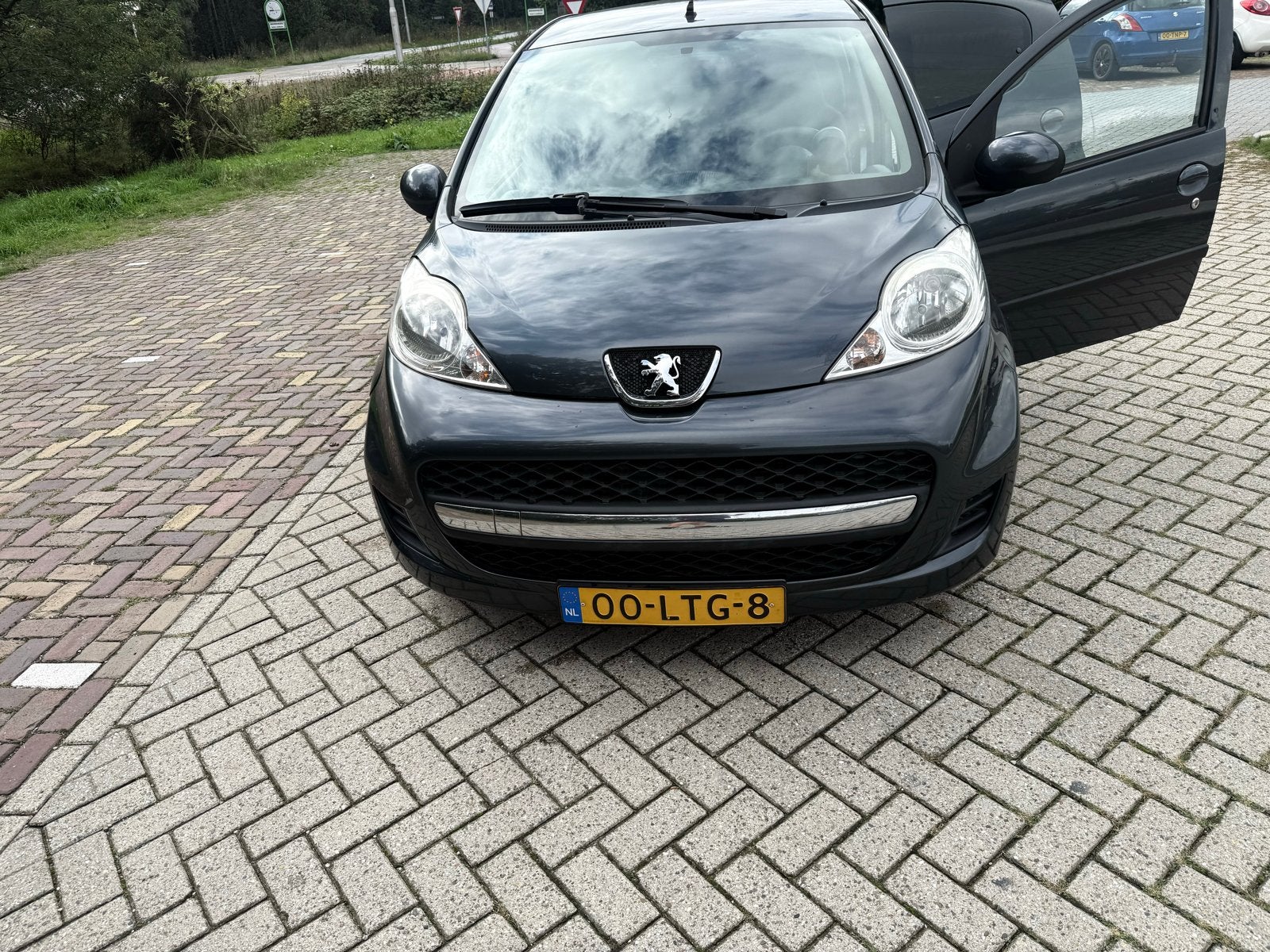 Peugeot 107 1.0 12V Airco APK 11/2027 NAP 5Deurs  2010 Grijs, Auto's, Voorwielaandrijving, Stof, Zwart, 4 stoelen