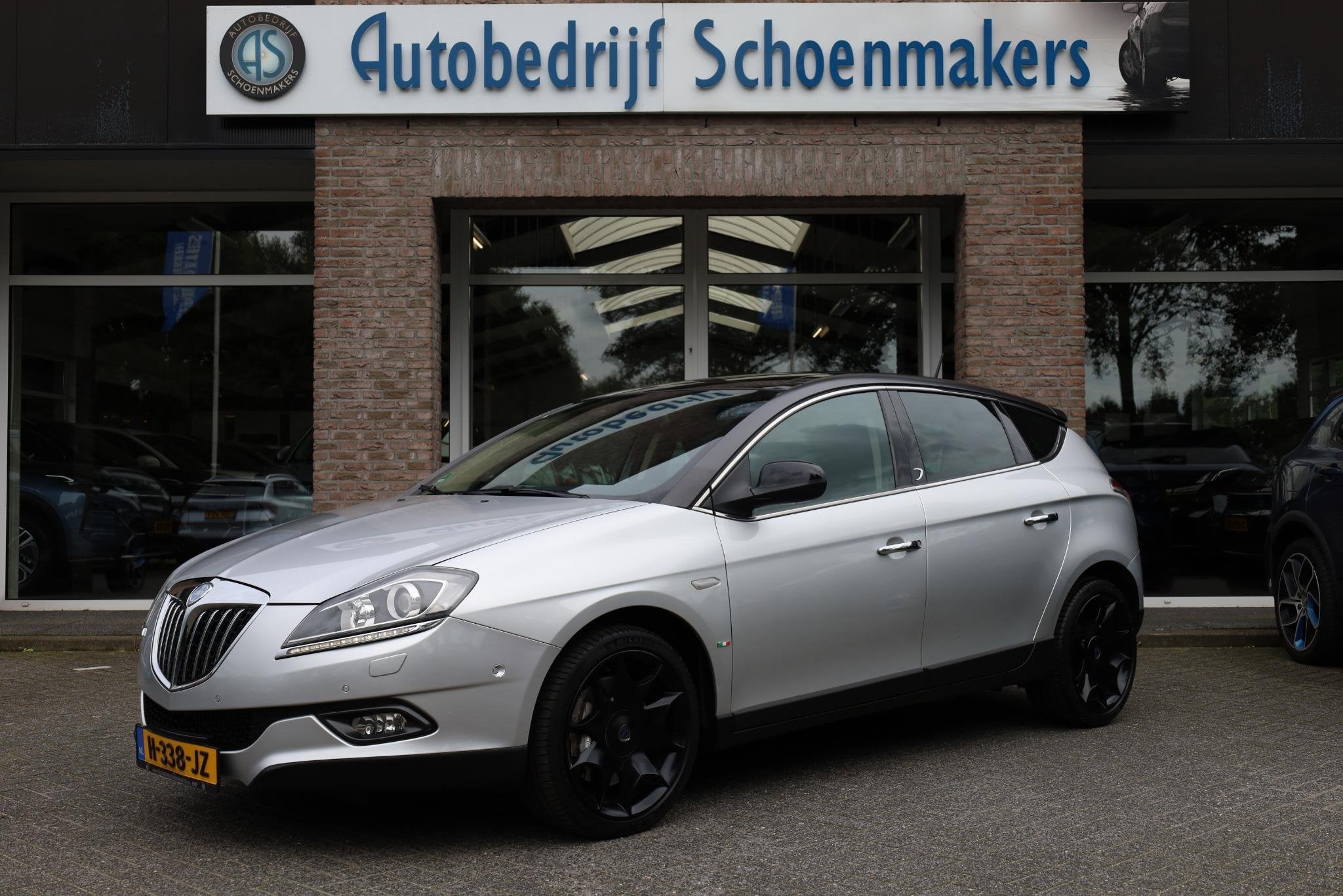 Lancia Delta 1.8-16V Di Platinum PANO LEER 2xPDC 18"LMV AUTO, Auto's, Euro 5, Gebruikt, Zwart, 4 cilinders