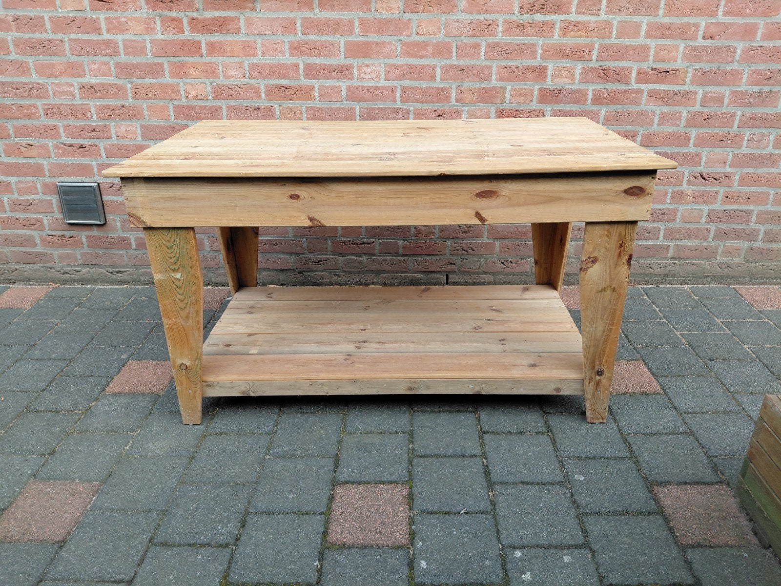 Buitentafel / BBQ-tafel/ Plantentafel, Ophalen, Zo goed als nieuw